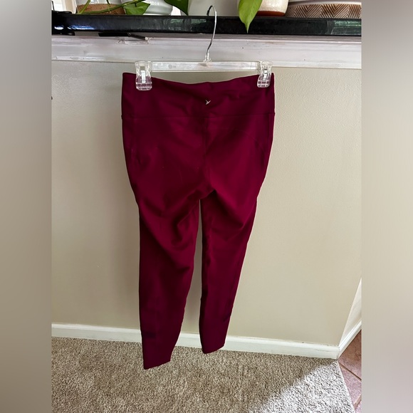 NWOT Old Navy Burgundy Red Leggings / Yoga Pants - Size M - Picture 2 of 3